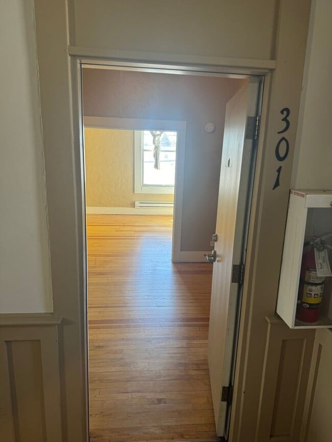 Building Photo - Incredible Location in the Heart of Downto...