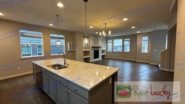 Building Photo - Spacious Issaquah Townhome w/ Entry-Level Suite & 2-Car Garage