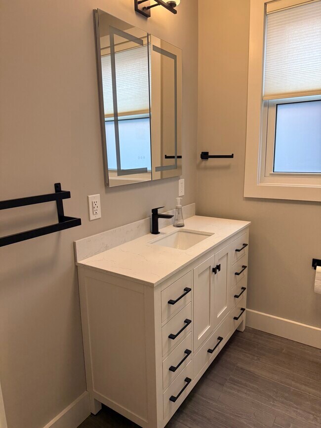 Foto del edificio - 3621 Burch Ave