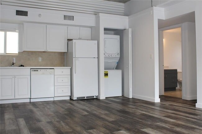 Building Photo - 1255 NE 128th St