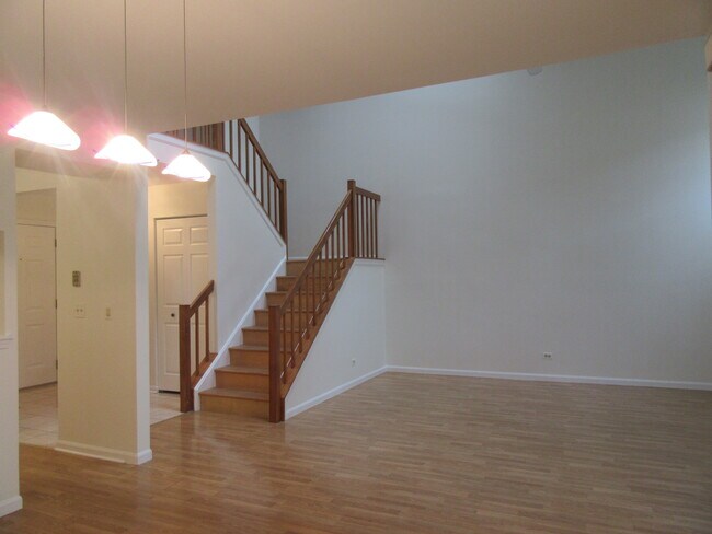 Building Photo - 155 Old Oak Ct E