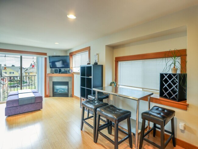 Building Photo - Charming 3-Bedroom Fully furnished Townhou...