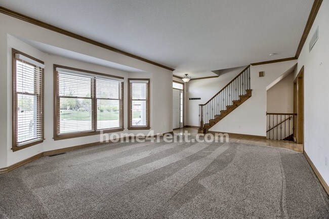 Building Photo - 1305 SW Pebble Ln