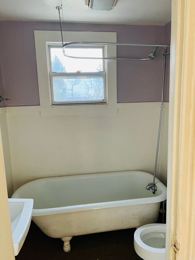 Building Photo - large 2 bedroom 2 story apartment
