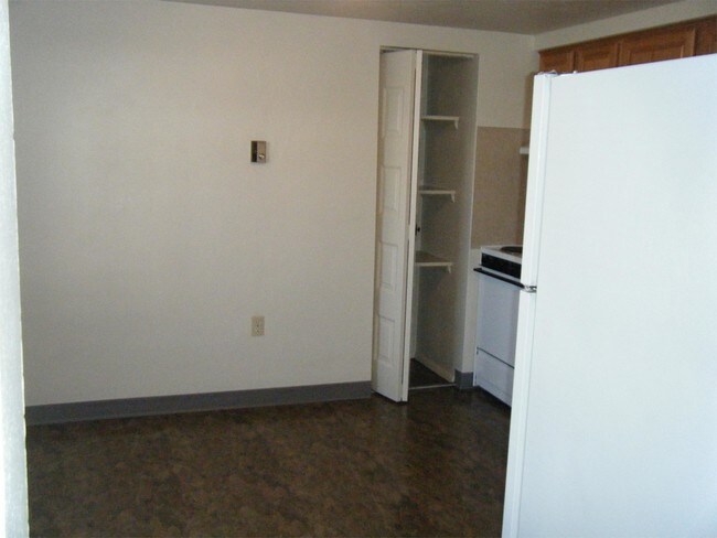 Building Photo - H6 Kenray Ave