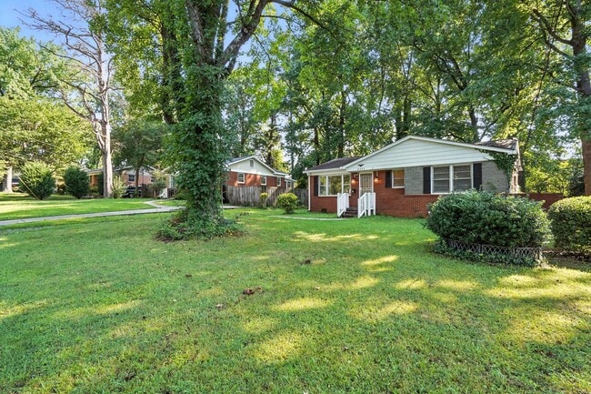 Foto del edificio - Charming Brick Ranch in Popular Oakhurst