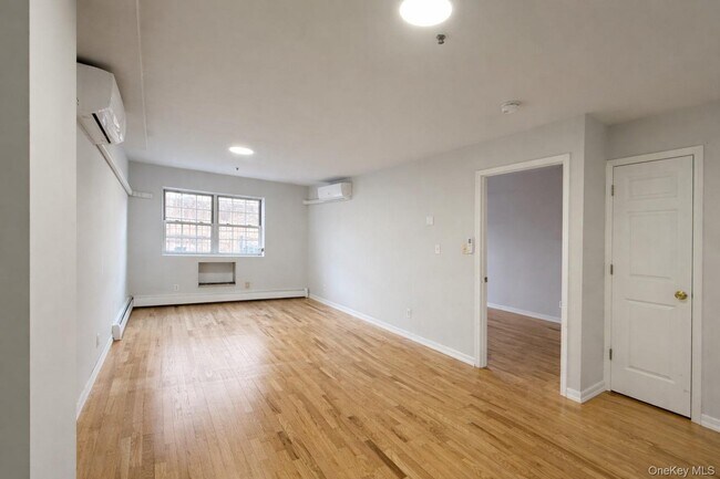 Foto del edificio - 108-04 35th Ave