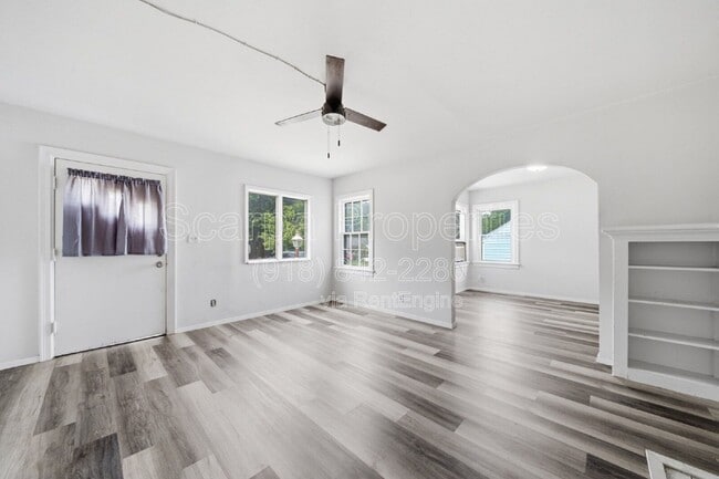 Foto del edificio - 4530 E 6th St