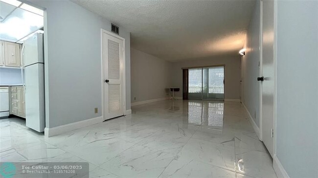 Building Photo - 6443 Bay Club Dr