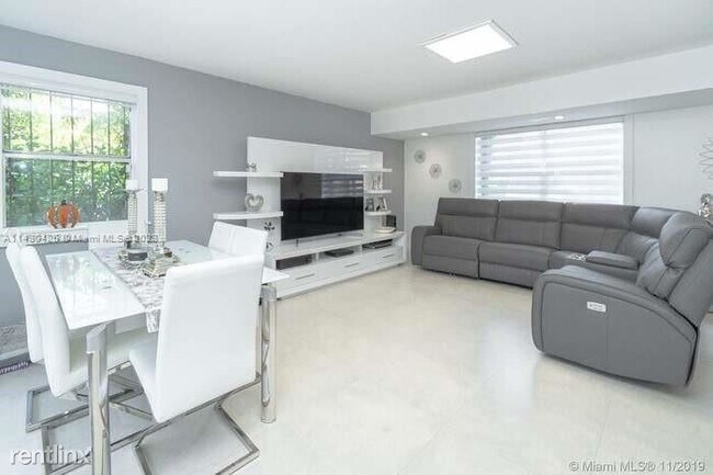 Foto del edificio - 2 br, 2.5 bath Townhome - 7000 NW 169th St