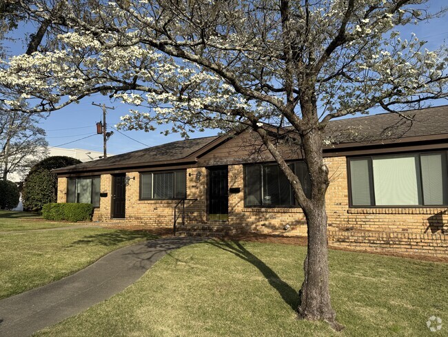 Building Photo - 1877 Montclaire Ln