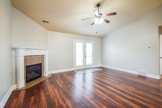 Building Photo - 2851 S Hartland