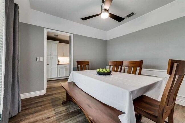 Building Photo - 2220 Roundrock Dr
