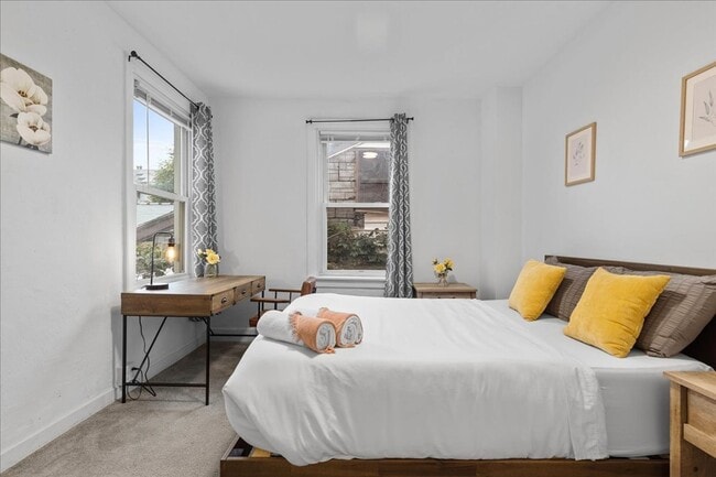 Building Photo - Renovated 3-bed, 2.5-bath house in Heart o...
