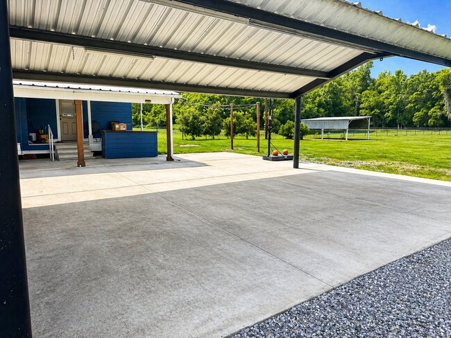 Building Photo - 756 LA-304