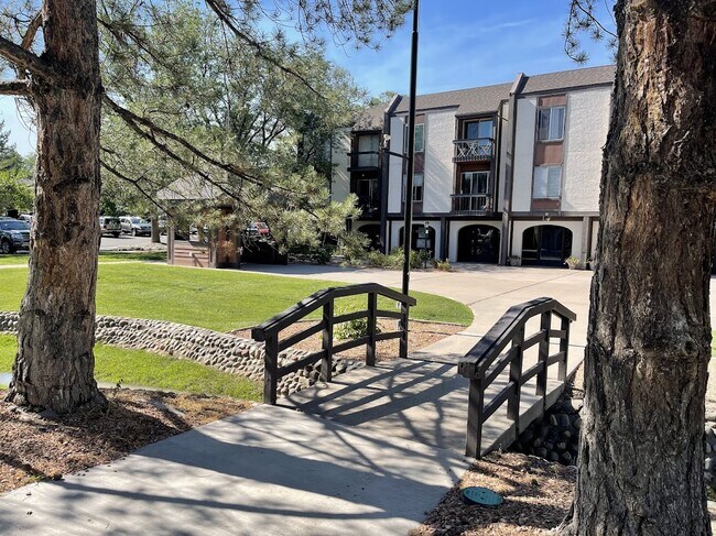 Building Photo - 3154 Lakeside Dr