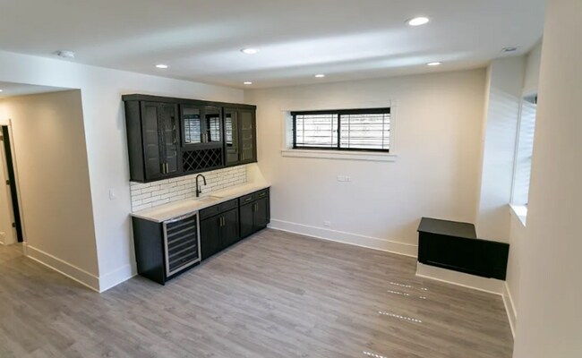 Foto del edificio - 1327 N Wicker Park Ave