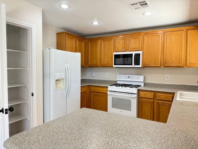 Building Photo - 4 Bedrooms, Den, and Loft