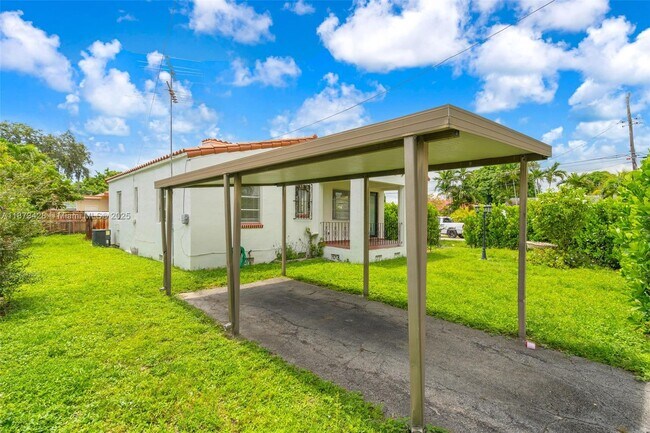 Foto del edificio - 4798 SW 1st St