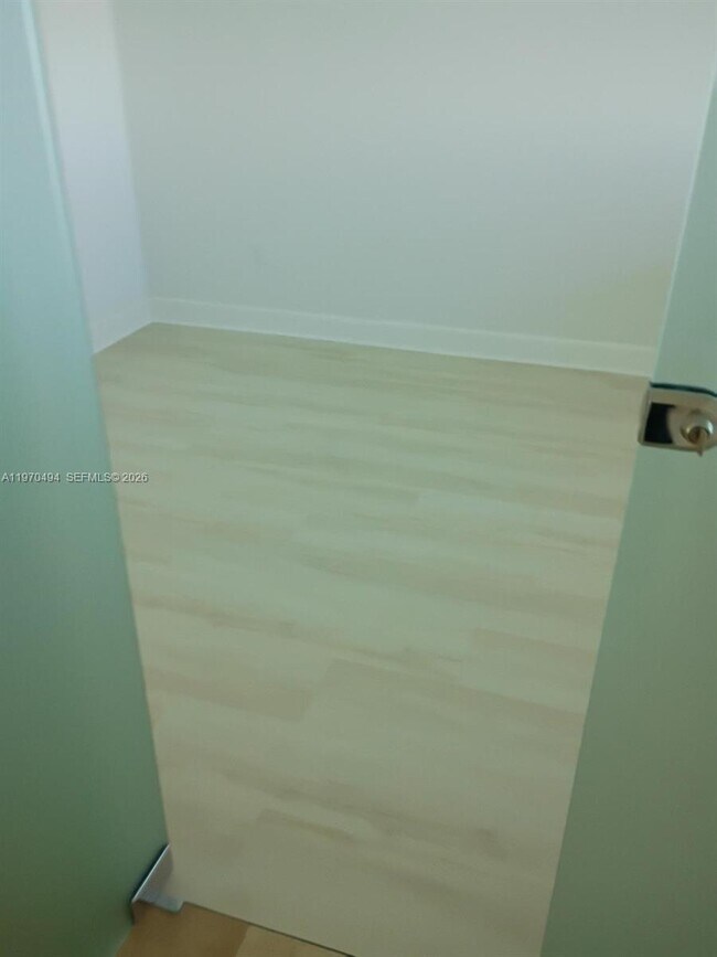 Foto del edificio - 15051 Royal Oaks Ln