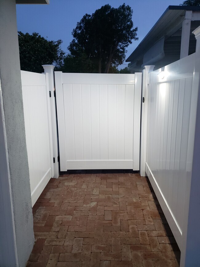 Entrada privada a la unidad - 7650 Ostrom Ave