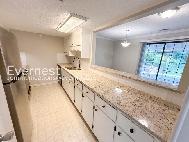 Foto del edificio - 3-Bed/3-Bath Townhome with Fenced Backyard/Available Soon!