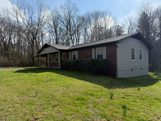 Foto del edificio - 3-bedroom, 2-bath brick ranch in Black Mountain