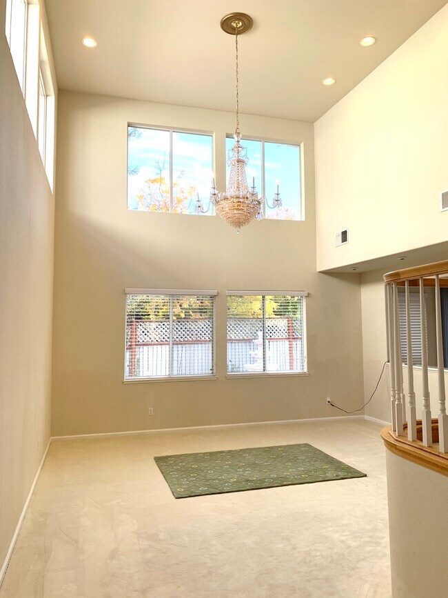 Living Room with formal dining - 10840 Vía San Marino