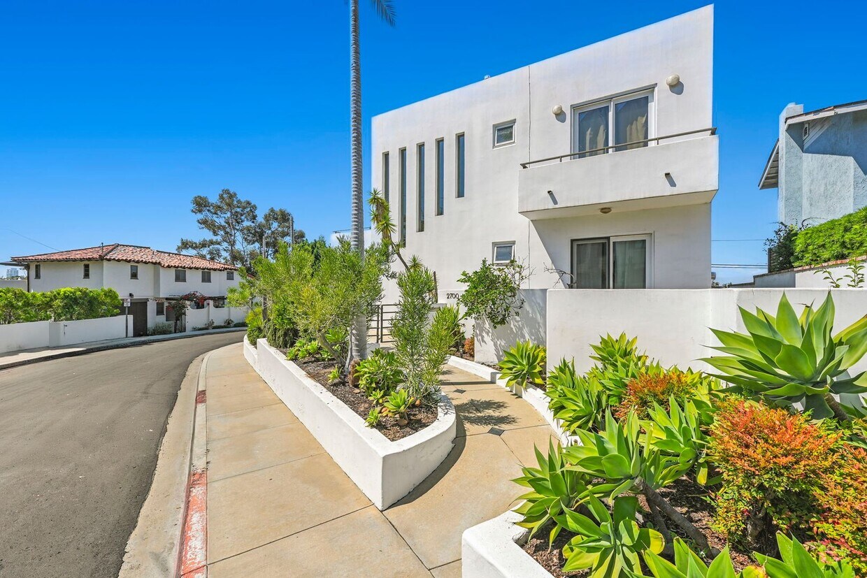 Foto principal - Gorgeous 3 Bed/3 Ba Home Tucked Away in th...