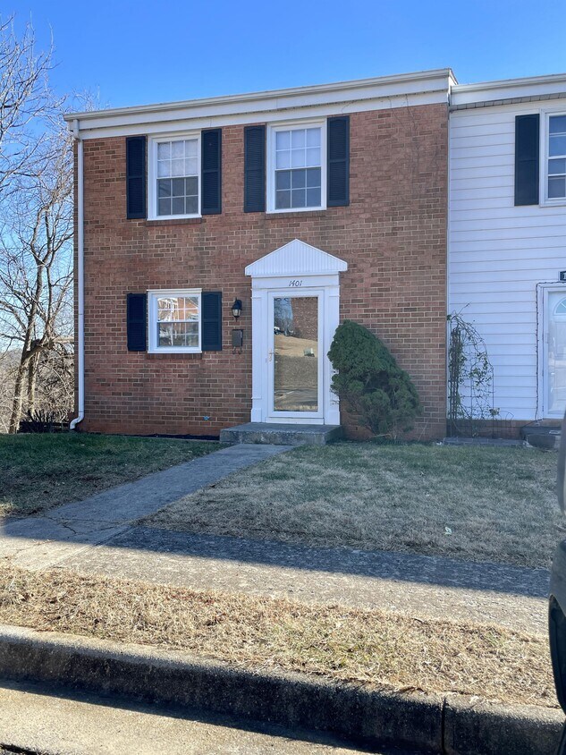 1401 Wyndham Dr, Vinton, VA 24179 Townhome Rentals in Vinton VA