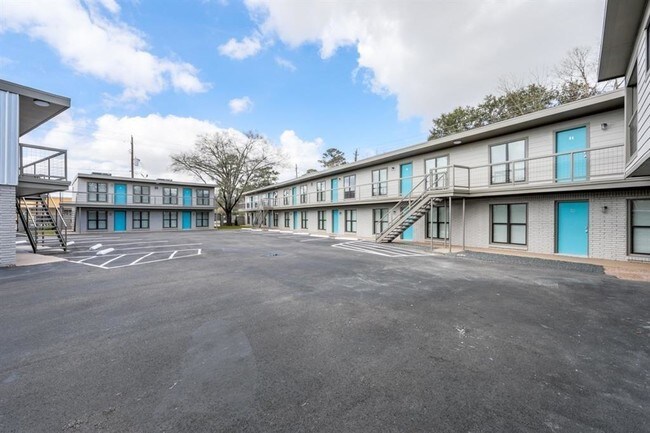 Building Photo - 4300 Rosslyn Rd