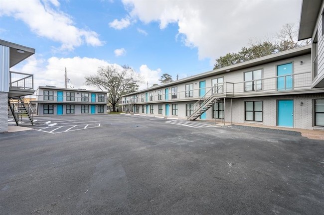 Building Photo - 4300 Rosslyn Rd