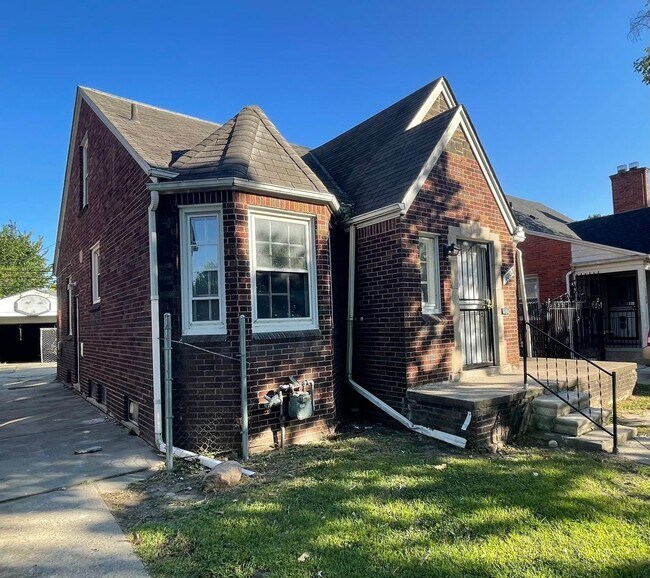 Foto del edificio - Showing Sat @ Noon!! New floors, paint etc! You'll love this house!!