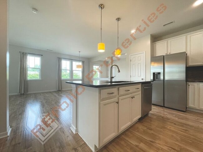 Building Photo - Beautiful 4 Bedroom 2.5 Bathroom End Unit ...