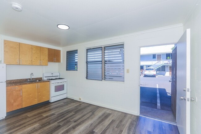 Building Photo - Renovated, downstairs, 1 bedroom 1 bath wi...