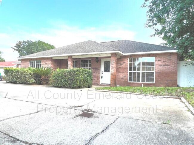 Building Photo - 717 Legion Dr