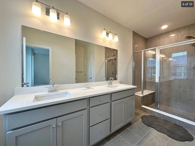 Suite principal con amplio baño y espacio de almacenamiento. - 806 Sadie Cir