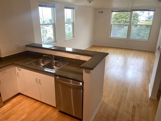Building Photo - Epic REA/Azari PM - Amazing Renovated 1 be...