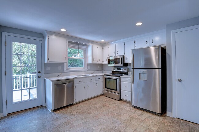 Building Photo - 115 Heywood Dr