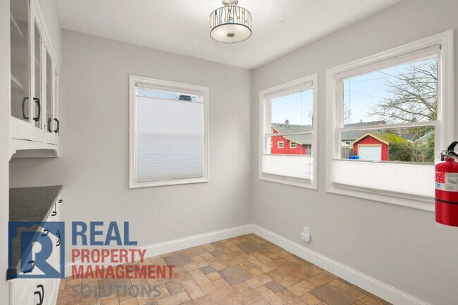 Foto del edificio - Stunning English Home on Corner Lot