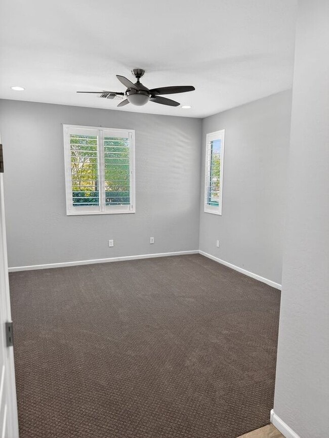 Foto del edificio - Stunning 5 Bed/5Bath Home in Gated Community – Over 3,100 SqFt of Modern Living -New Carpet throu...