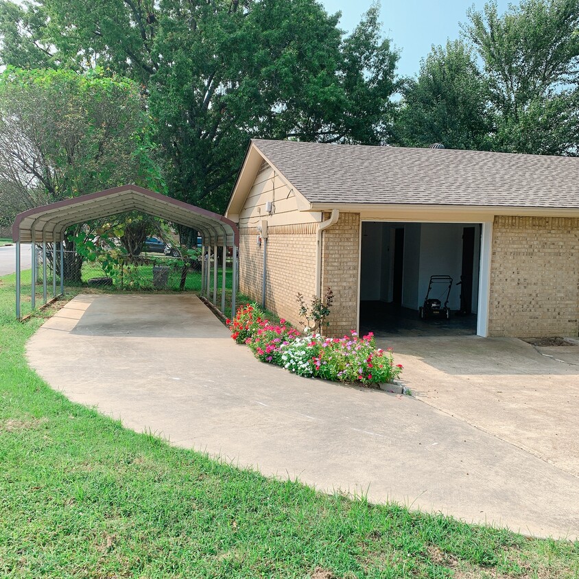 Primary Photo - 2490 Briarwood Dr