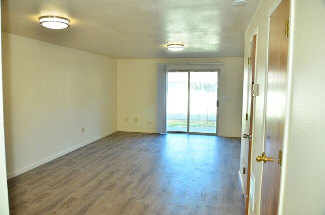Building Photo - Beautifully Renovated 2 Bed 1.5 Bath Townh...
