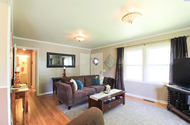 Building Photo - 2 BD, 1 BA with office, FURNISHED home