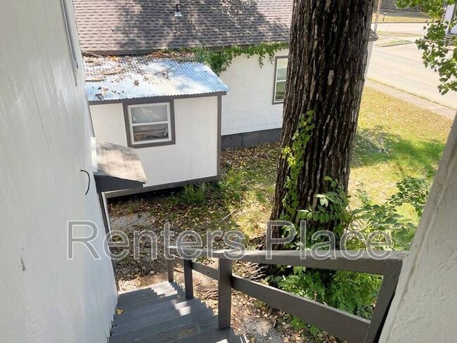 Building Photo - 200 1/2 E 6th St