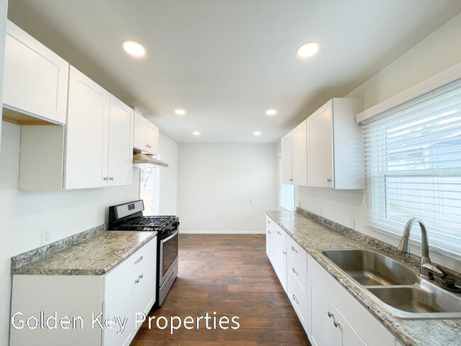 Building Photo - Charming single level home in South Oceans...