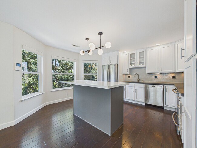 Foto del edificio - Bright Corner 2BR/2BA in Prime Anza Vista | Parking Included | Exceptional Natural Light