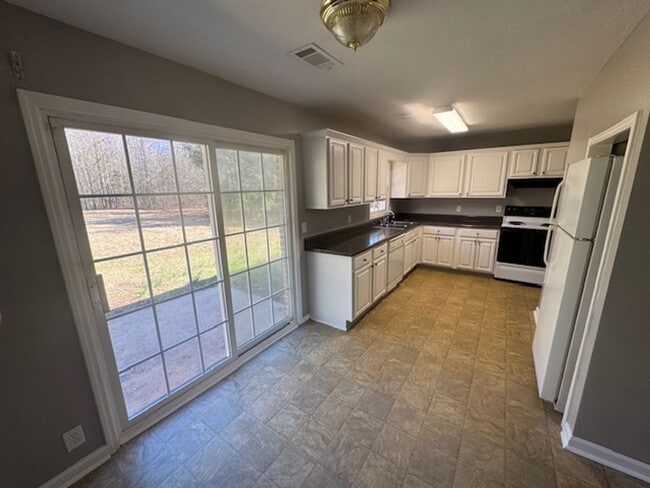 Building Photo - 1858 Cannonville Rd