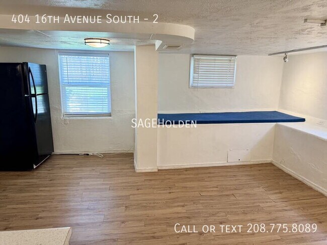 Building Photo - 404 16th Ave S