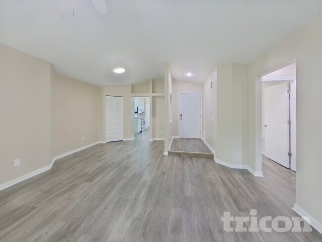 Foto del edificio - 947 Sandywood Dr